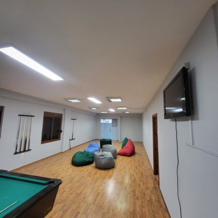 Tirane, jepet me qera ambjent biznesi , 191 m² 1.209 € (Komuna e Parisit)