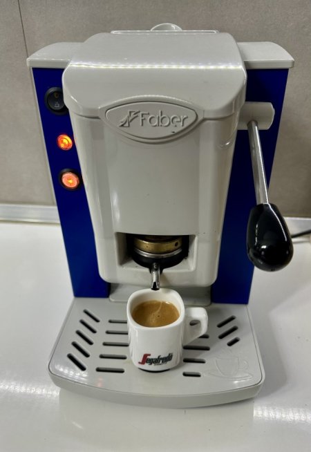 Tirane, shes Makine kafeje | Ekspres Ekspres Kafe