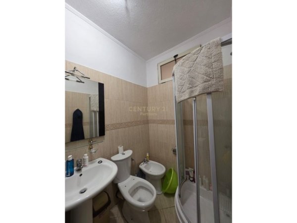 Tirane, jepet me qera apartament 2+1+Ballkon Kati 10, 100 m² 600 € (hipoteka)