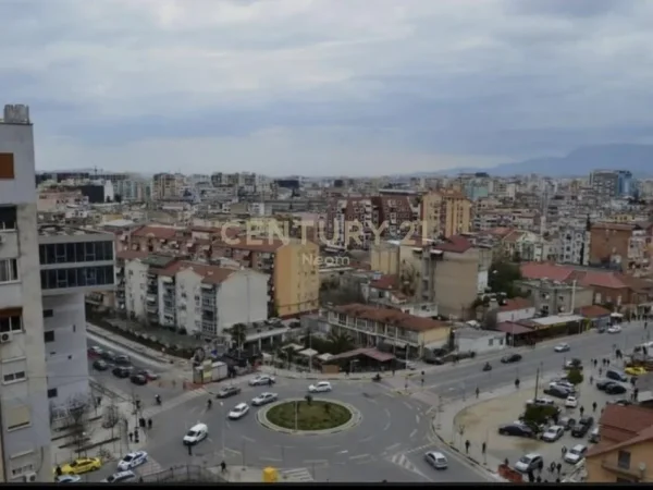 Tirane, jepet me qera apartament 2+1+Ballkon Kati 8, 95 m² 950 € (komuna e parisit)