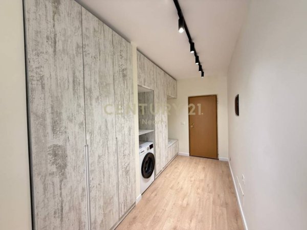 Tirane, jepet me qera apartament 2+1+Ballkon Kati 8, 95 m² 950 € (komuna e parisit)