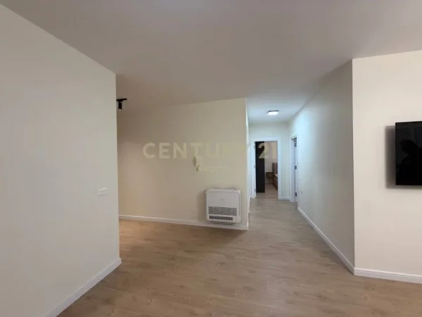 Tirane, jepet me qera apartament 2+1+Ballkon Kati 8, 95 m² 950 € (komuna e parisit)