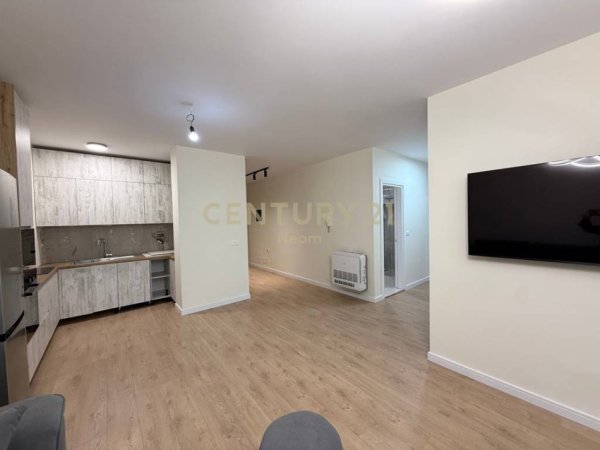 Tirane, jepet me qera apartament 2+1+Ballkon Kati 8, 95 m² 950 € (komuna e parisit)