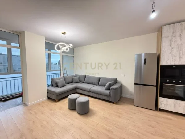 Tirane, jepet me qera apartament 2+1+Ballkon Kati 8, 95 m² 950 € (komuna e parisit)