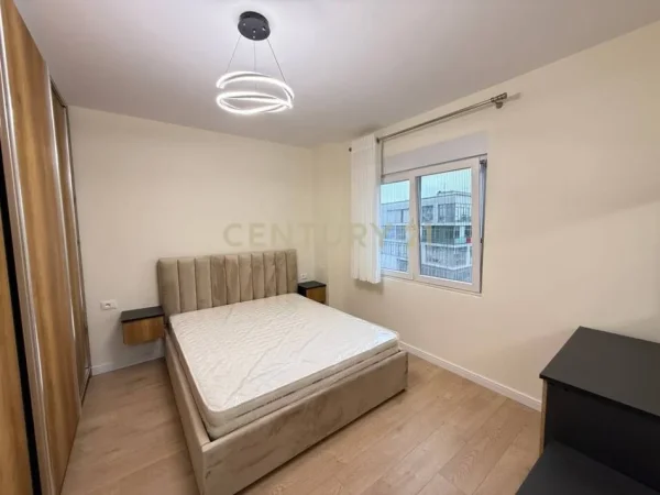 Tirane, jepet me qera apartament 2+1+Ballkon Kati 8, 95 m² 950 € (komuna e parisit)