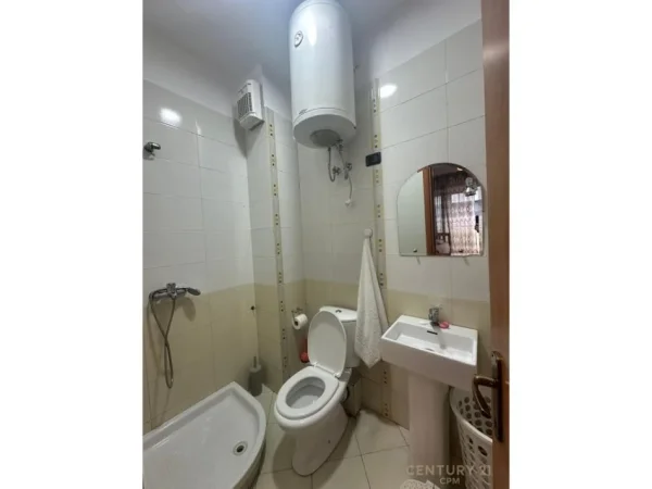 Tirane, jepet me qera apartament 2+1+Ballkon Kati 8, 100 m² 700 € (pazari ri)
