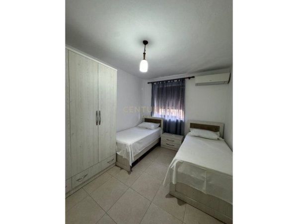 Tirane, jepet me qera apartament 2+1+Ballkon Kati 3, 65 m² 450 € (oxhaku)