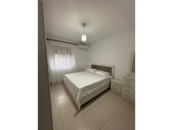 Tirane, jepet me qera apartament 2+1+Ballkon Kati 3, 65 m² 450 € (oxhaku)