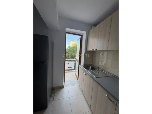Tirane, jepet me qera apartament 2+1+Ballkon Kati 3, 65 m² 450 € (oxhaku)