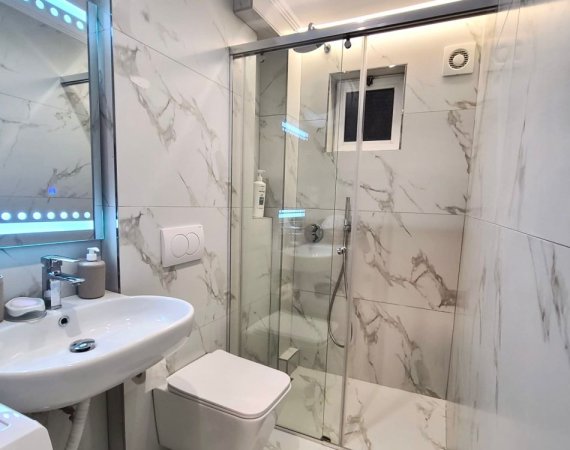 Me Qera : 1+1📍Qender (150m nga Sheshi Skenderbej🔥) - 70.000 Lek - S.66m² - E Investuar ne Detaje✨