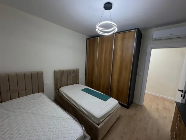 Tirane, jepet me qera apartament 2+1+Ballkon Kati 7, 100 m² 800 € (Komuna e Parisit)