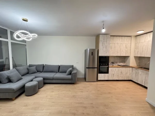 Tirane, jepet me qera apartament 2+1+Ballkon Kati 7, 100 m² 800 € (Komuna e Parisit)