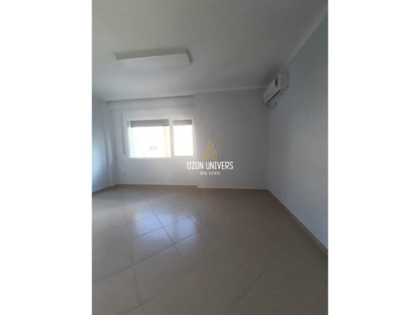 Tirane, jepet me qera ambjent biznesi Kati 1, 92 m² 800 € (Rruga Jeronim De Rada Tirana, Albania)
