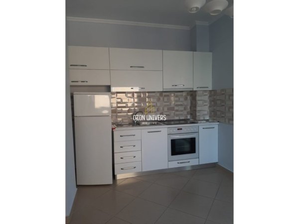 Tirane, jepet me qera ambjent biznesi Kati 1, 92 m² 800 € (Rruga Jeronim De Rada Tirana, Albania)