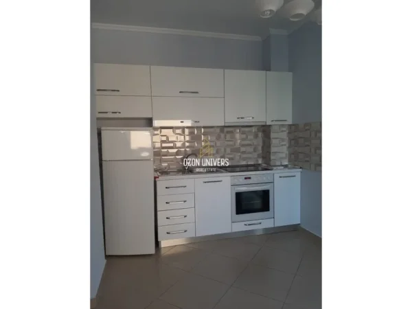 Tirane, jepet me qera ambjent biznesi Kati 1, 92 m² 800 € (Rruga Jeronim De Rada Tirana, Albania)