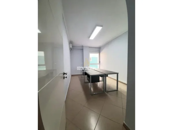 Tirane, jepet me qera ambjent biznesi Kati 1, 92 m² 800 € (Rruga Jeronim De Rada Tirana, Albania)