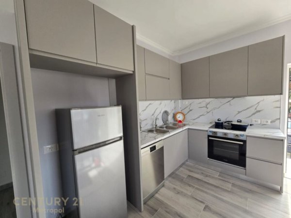 Tirane, jepet me qera shtepi 2+1+Ballkon Kati 3, 93 m² 500 € (shkoze rruga filip shiroka)