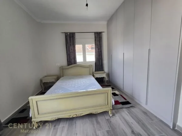 Tirane, jepet me qera shtepi 2+1+Ballkon Kati 3, 93 m² 500 € (shkoze rruga filip shiroka)