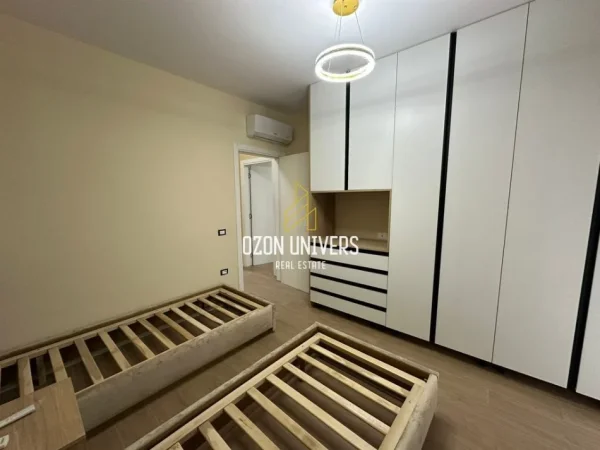 Tirane, jepet me qera apartament 2+1+Ballkon Kati 1, 120 m² 1.300 € (Liqeni i Thatë)