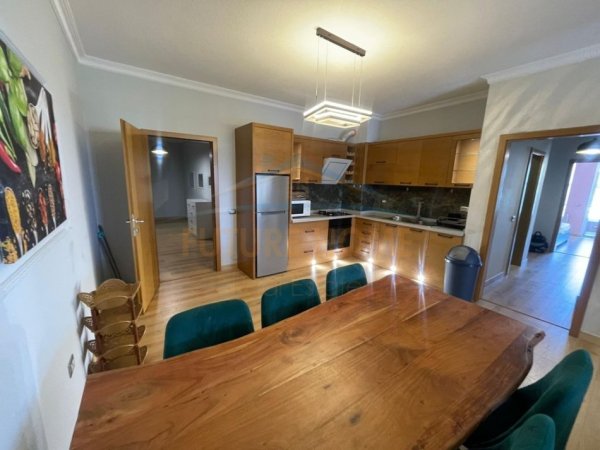 Tirane, jepet me qera apartament 3+1 Kati 4, 134 m² 1.200 € 