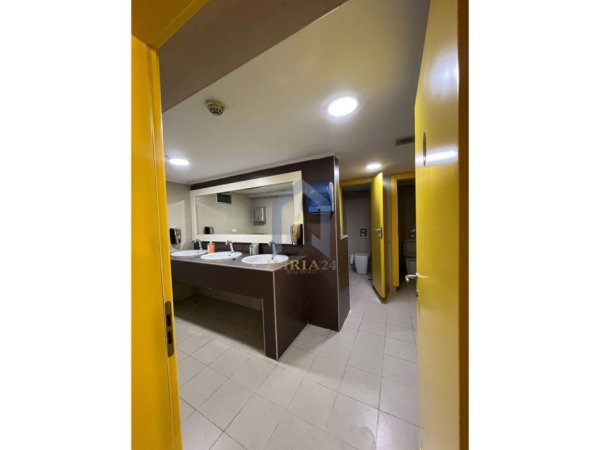 Tirane, jepet me qera ambjent biznesi Kati -1, 637 m² 5.000 € (Komuna Parisit)