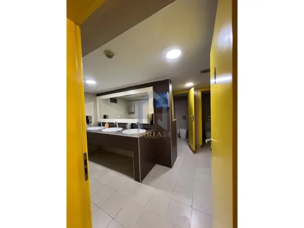 Tirane, jepet me qera ambjent biznesi Kati -1, 637 m² 5.000 € (Komuna Parisit)