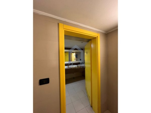 Tirane, jepet me qera ambjent biznesi Kati -1, 637 m² 5.000 € (Komuna Parisit)