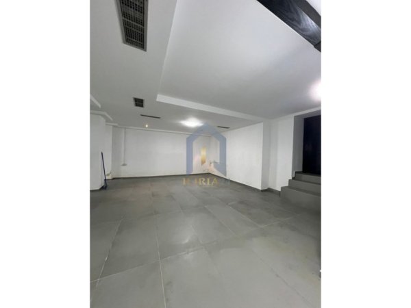 Tirane, jepet me qera ambjent biznesi Kati -1, 637 m² 5.000 € (Komuna Parisit)