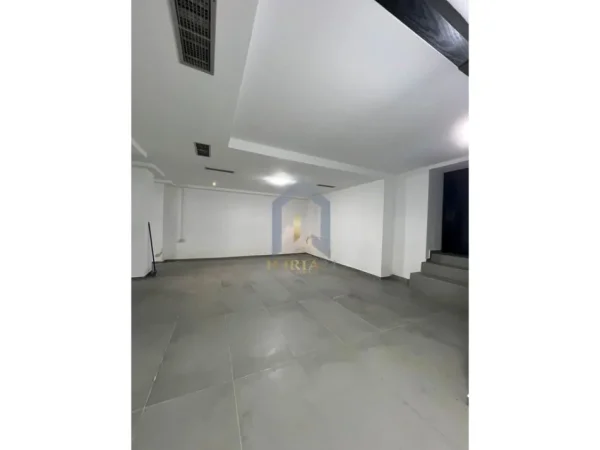 Tirane, jepet me qera ambjent biznesi Kati -1, 637 m² 5.000 € (Komuna Parisit)