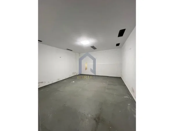 Tirane, jepet me qera ambjent biznesi Kati -1, 637 m² 5.000 € (Komuna Parisit)