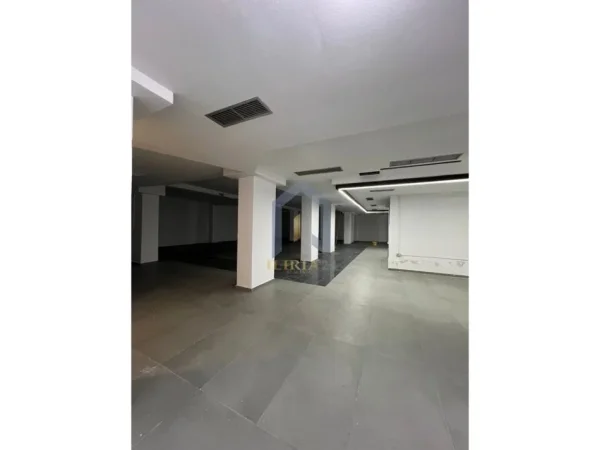 Tirane, jepet me qera ambjent biznesi Kati -1, 637 m² 5.000 € (Komuna Parisit)