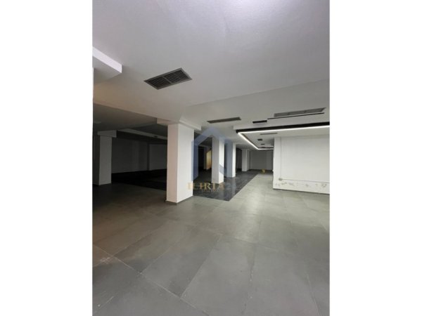 Tirane, jepet me qera ambjent biznesi Kati -1, 637 m² 5.000 € (Komuna Parisit)