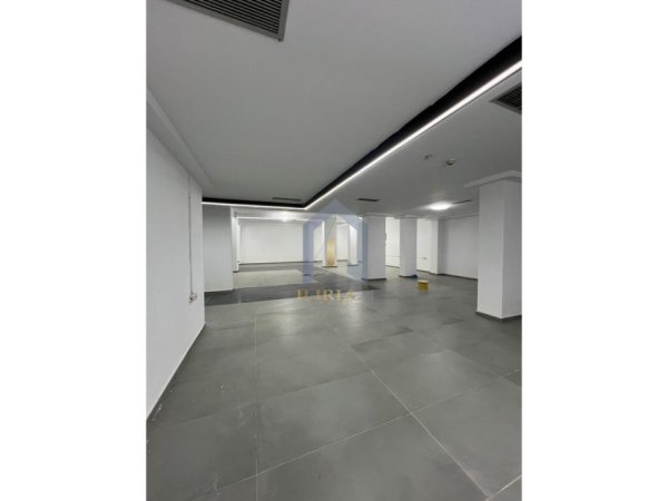Tirane, jepet me qera ambjent biznesi Kati -1, 637 m² 5.000 € (Komuna Parisit)