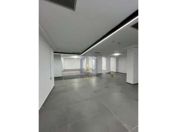 Tirane, jepet me qera ambjent biznesi Kati -1, 637 m² 5.000 € (Komuna Parisit)