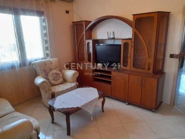 Tirane, jepet me qera apartament 3+1+Ballkon Kati 2, 120 m² 450 € (shkoze)