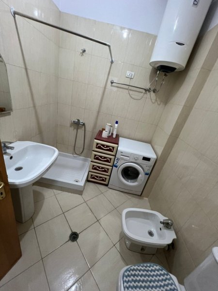 Tirane, jepet me qera apartament 1+1+Ballkon Kati 6, 60 m² 650 € (prane Postes Shqipetare)