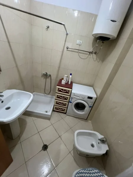 Tirane, jepet me qera apartament 1+1+Ballkon Kati 6, 60 m² 650 € (prane Postes Shqipetare)