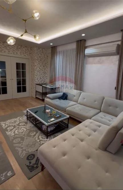 Vlore, shitet apartament duplex Dublex Kati 6, 265 m² 350.000 € (Rruga Enver Jaho, pranë Fjortesit)