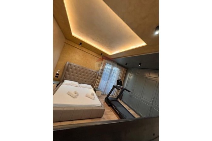 Vlore, shitet apartament duplex Dublex Kati 6, 265 m² 350.000 € (Rruga Enver Jaho, pranë Fjortesit)