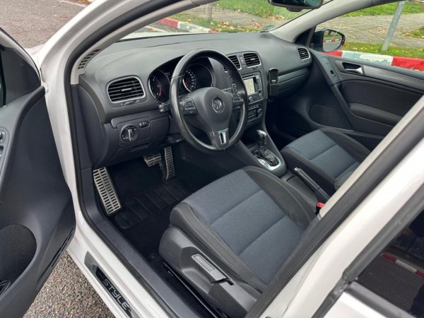 Tirane, shes makine VOLKSWAGEN GOLF 6 1.6 Nafte, e bardhë automatik Klima 190.000 km