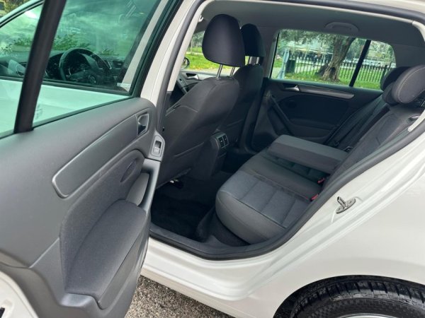 Tirane, shes makine VOLKSWAGEN GOLF 6 1.6 Nafte, e bardhë automatik Klima 190.000 km