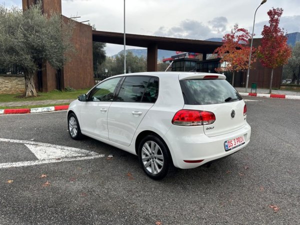 Tirane, shes makine VOLKSWAGEN GOLF 6 1.6 Nafte, e bardhë automatik Klima 190.000 km