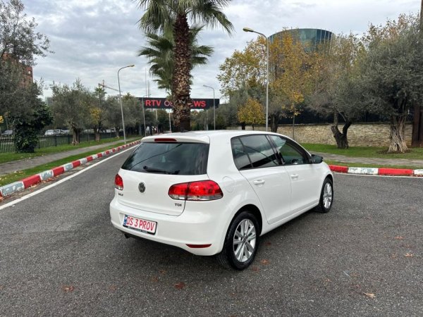 Tirane, shes makine VOLKSWAGEN GOLF 6 1.6 Nafte, e bardhë automatik Klima 190.000 km