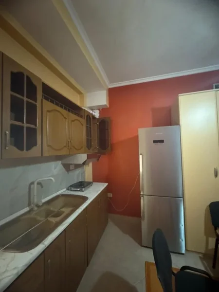Tirane, jepet me qera apartament 1+1+Ballkon Kati 3, 60 m² 350 € (prane Shkolles Marin Barleti)