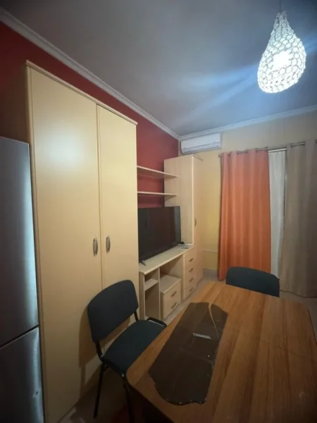 Tirane, jepet me qera apartament 1+1+Ballkon Kati 3, 60 m² 350 € (prane Shkolles Marin Barleti)