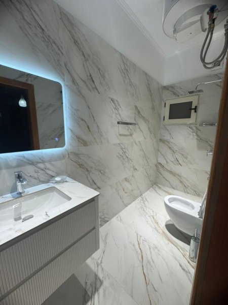 Tirane, jepet me qera apartament 1+1+Ballkon Kati 3, 60 m² 350 € (prane Shkolles Marin Barleti)