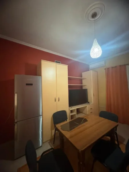 Tirane, jepet me qera apartament 1+1+Ballkon Kati 3, 60 m² 350 € (prane Shkolles Marin Barleti)