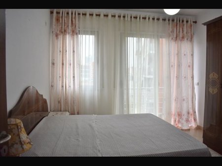 Tirane, jepet me qera apartament 2+1+Ballkon Kati 4, 750 € (Rruga Haxhi Hysen Dalliu)