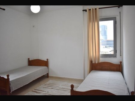 Tirane, jepet me qera apartament 2+1+Ballkon Kati 4, 750 € (Rruga Haxhi Hysen Dalliu)