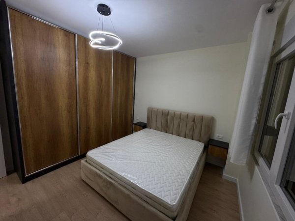 Tirane, jepet me qera apartament 2+1 , 100 m² 800 € (Komuna e parisit)